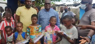 cote-divoire-rentree-scolaire-la-fondation-ibrahim-konate-offre-1000-kits-scolaires-a-port-bouet